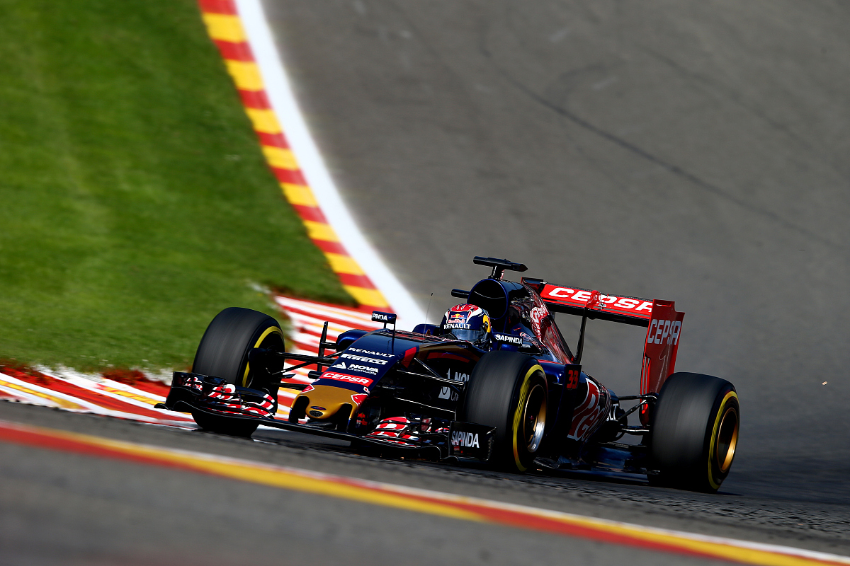 阿斯顿马丁绝杀梅赛德斯，佩雷兹点燃赛场