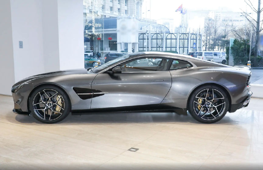 阿斯顿马丁力克梅赛德斯,汉密尔顿惊艳四座 阿斯顿马丁力克梅赛德斯,汉密尔顿惊艳四座