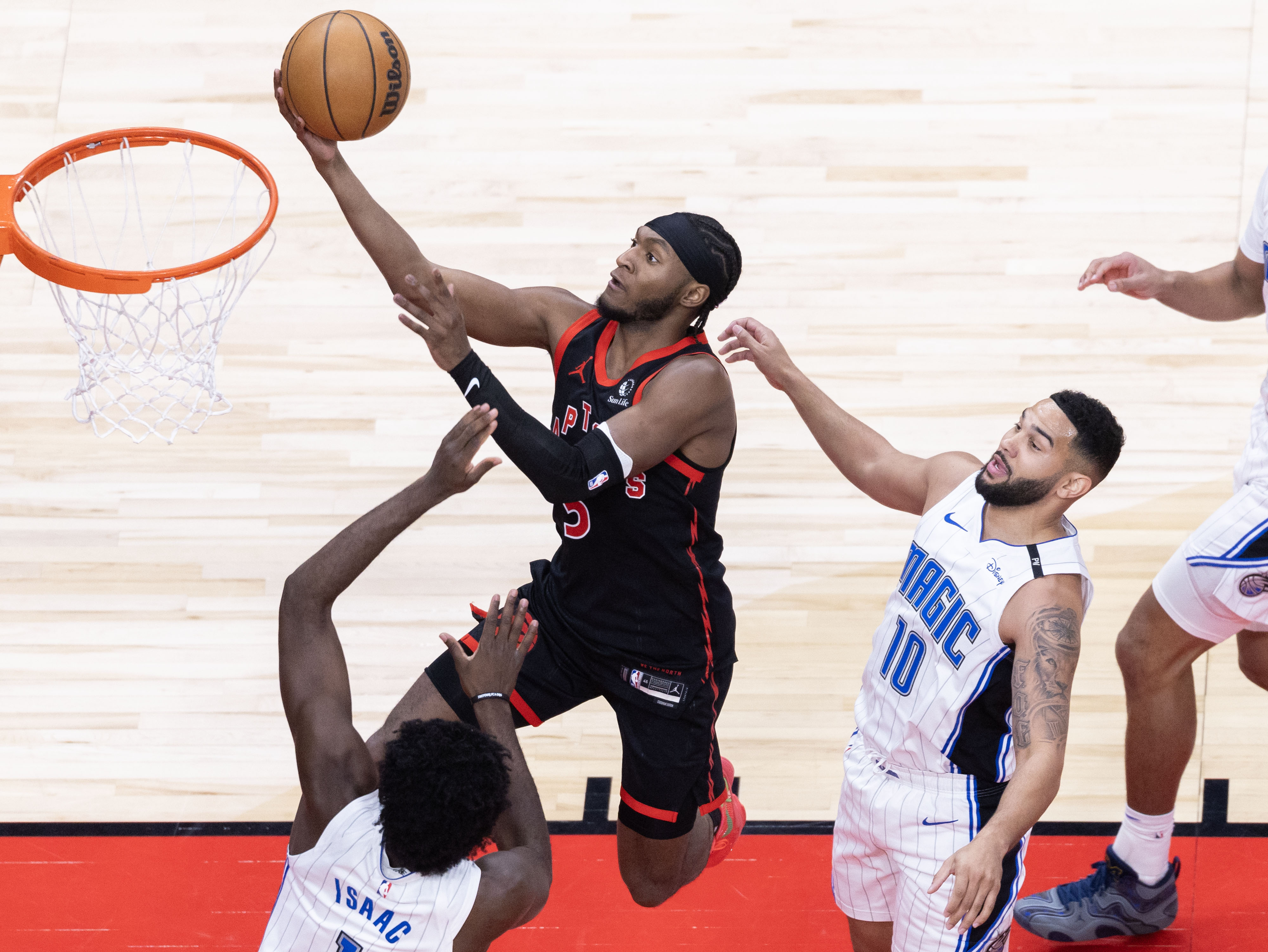 猛龙完胜广州队，约基奇带队取胜