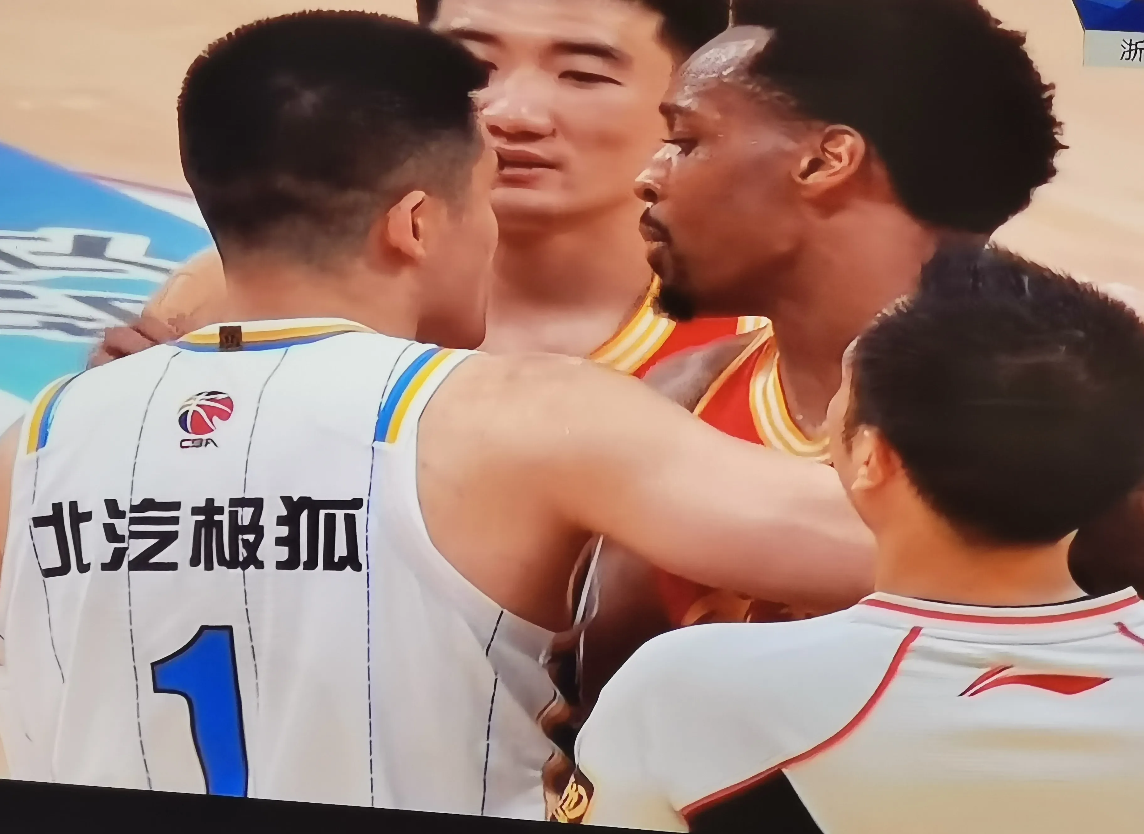 广东队轻取灰熊，浓眉哥带队取胜