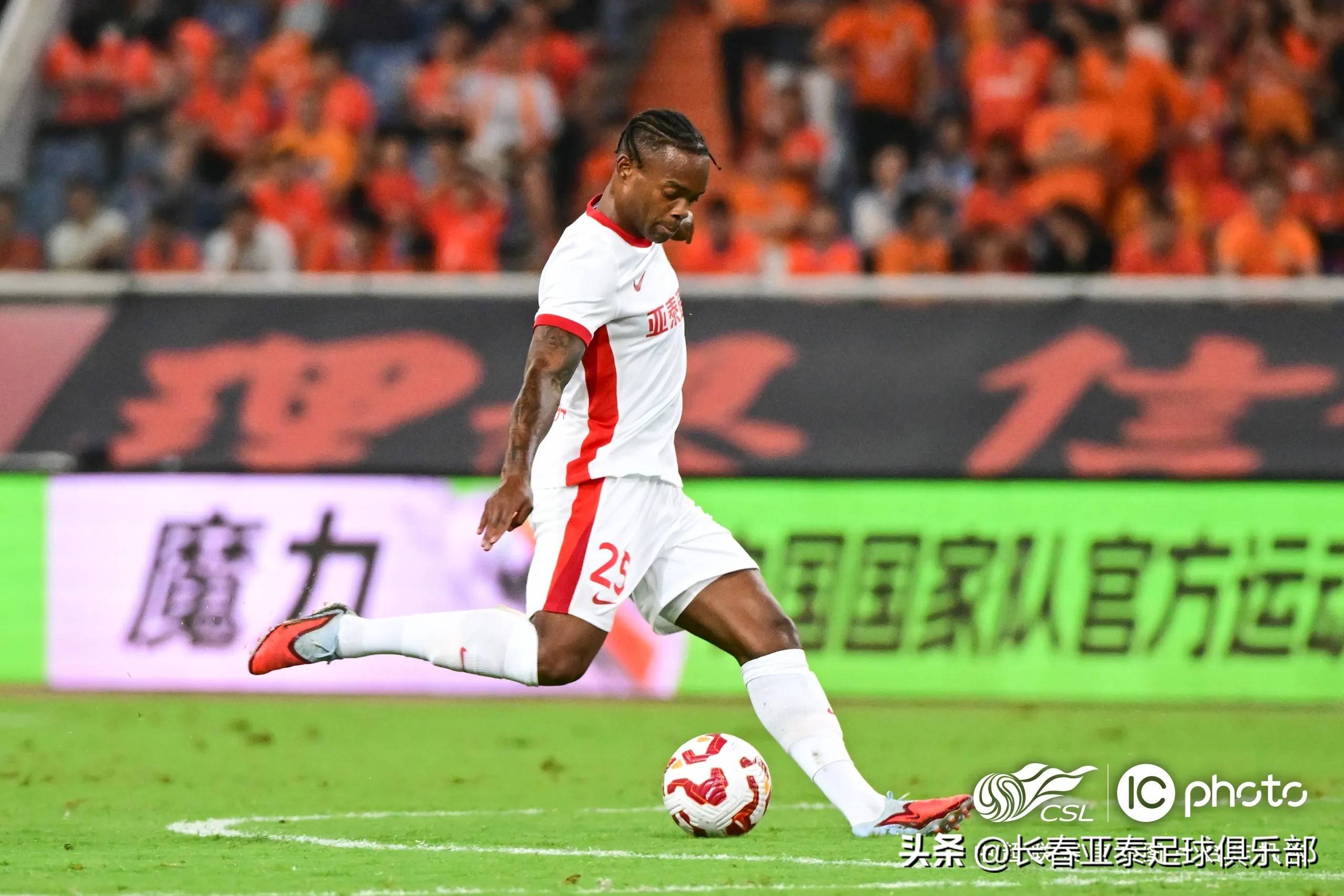 山东泰山逼平长春亚泰，实力强劲平分秋色