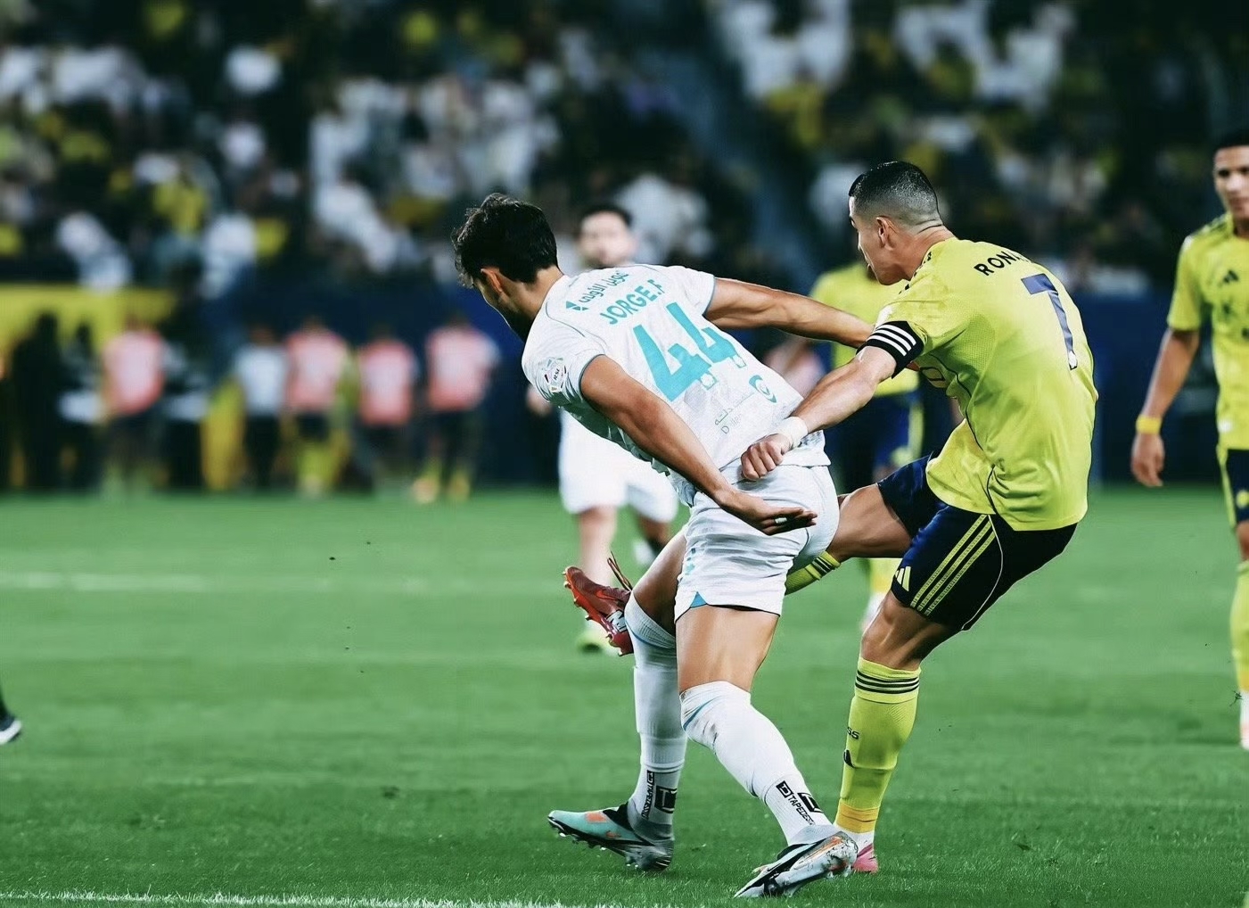 纳多里门将连续神勇扑救，力保球门不失