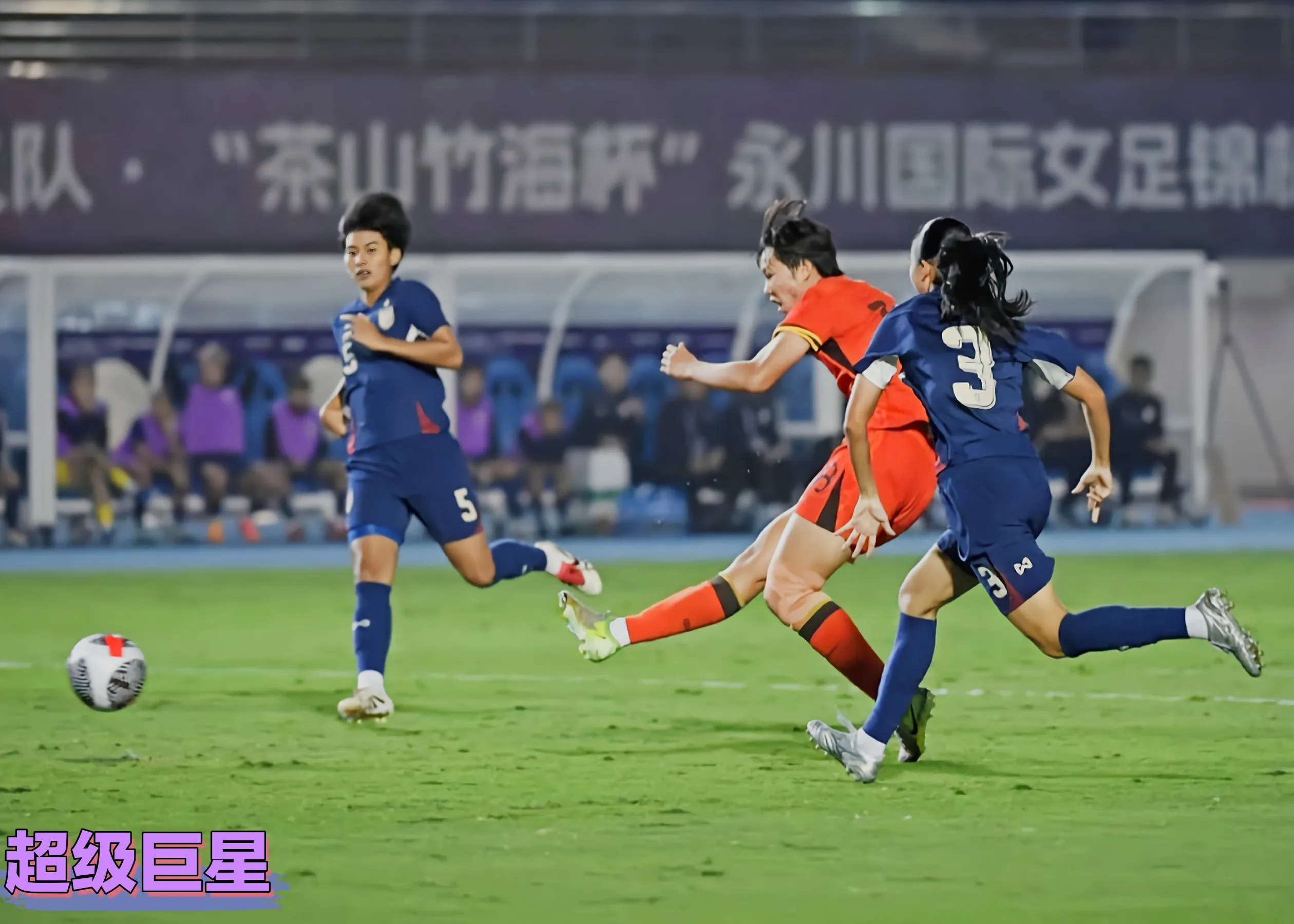 足球赛事精彩纷呈:女队选手巅峰对决 足球赛事精彩纷呈:女队选手巅峰对决